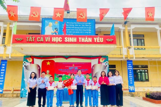 Xã Cẩm Xuyên biểu dương thành tích trường Tiểu học Thị trấn Cẩm Xuyên 1  