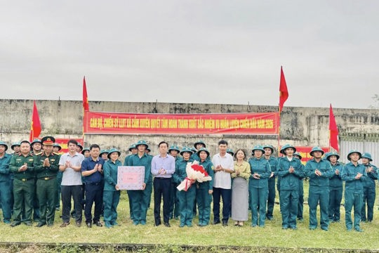 Cẩm Xuyên: Thăm hỏi, tặng quà lực lượng dân quân trong huấn luyện 