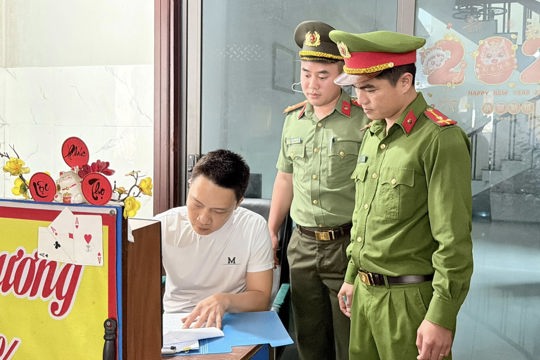Cẩm Xuyên: Ra quân tuyên truyền, dán biển cấm bán rượu, bia, thuốc lá cho người dưới 18 tuổi. 