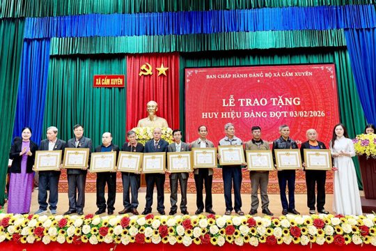 Đảng bộ xã Cẩm Xuyên trao tặng huy hiệu Đảng cho đảng viên đợt 3/2/2026.