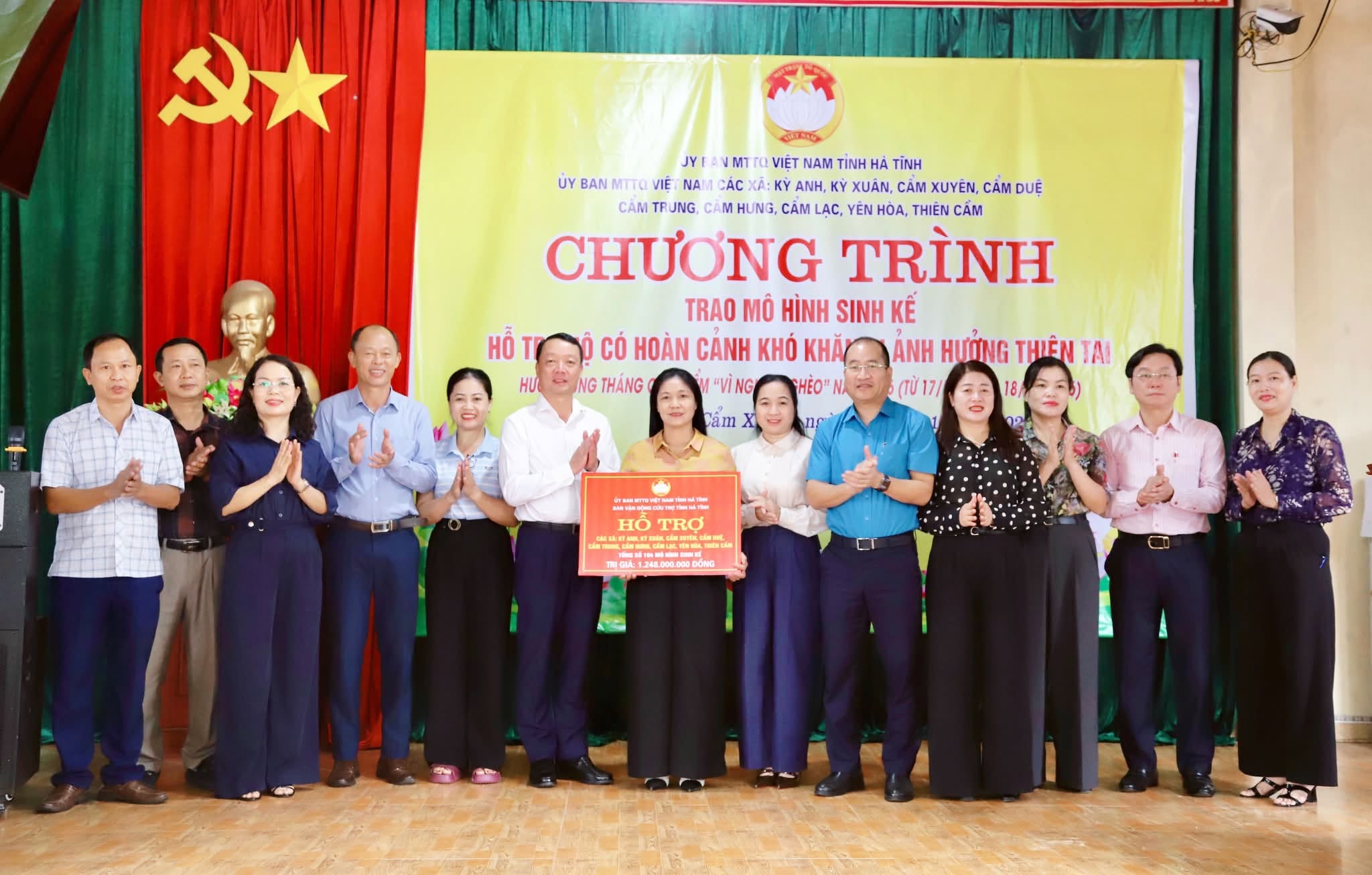 Đồng chí Phan Thiên Định, Phó Bí thư Tỉnh ủy, Chủ tịch Uỷ ban nhân dân tỉnh dự lễ trao mô hình sinh kế phát triển sản xuất và khánh thành nhà tình nghĩa tại xã Cẩm Xuyên