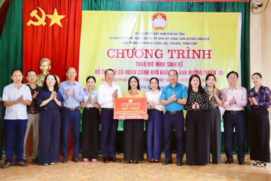 Đồng chí Phan Thiên Định, Phó Bí thư Tỉnh ủy, Chủ tịch Uỷ ban nhân dân tỉnh dự lễ trao mô hình sinh kế phát triển sản xuất và khánh thành nhà tình nghĩa tại xã Cẩm Xuyên