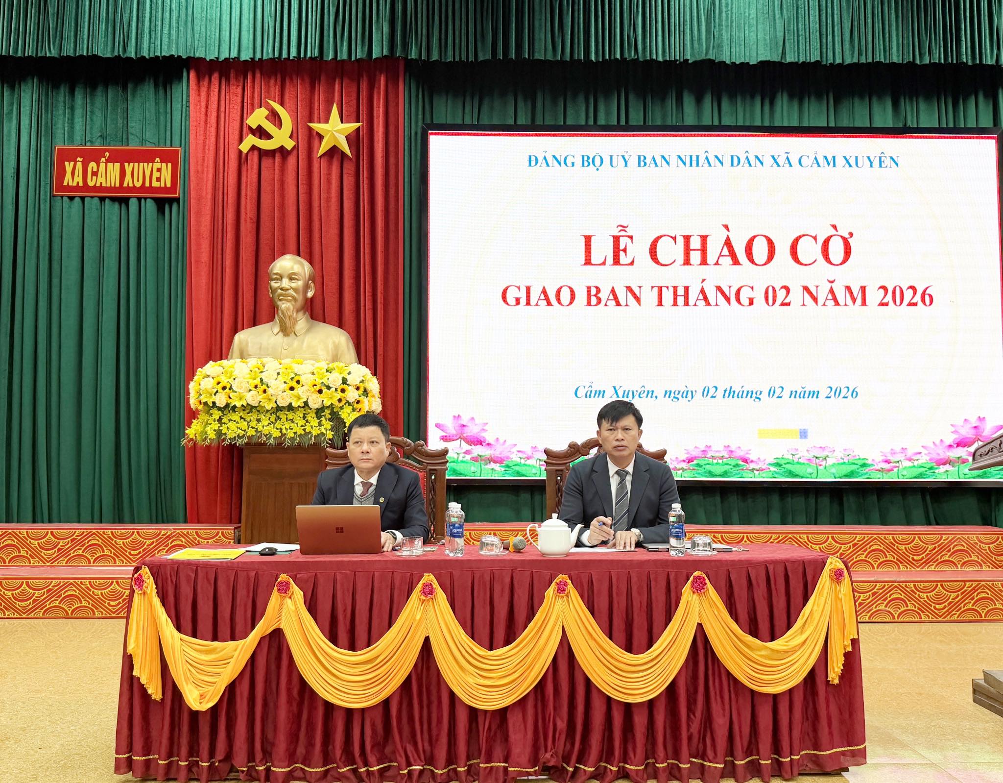 Đảng bộ Uỷ ban nhân dân xã Cẩm Xuyên tổ chức Lễ Chào cờ giao ban tháng 2 và công bố quyết định tiếp nhận công chức. 