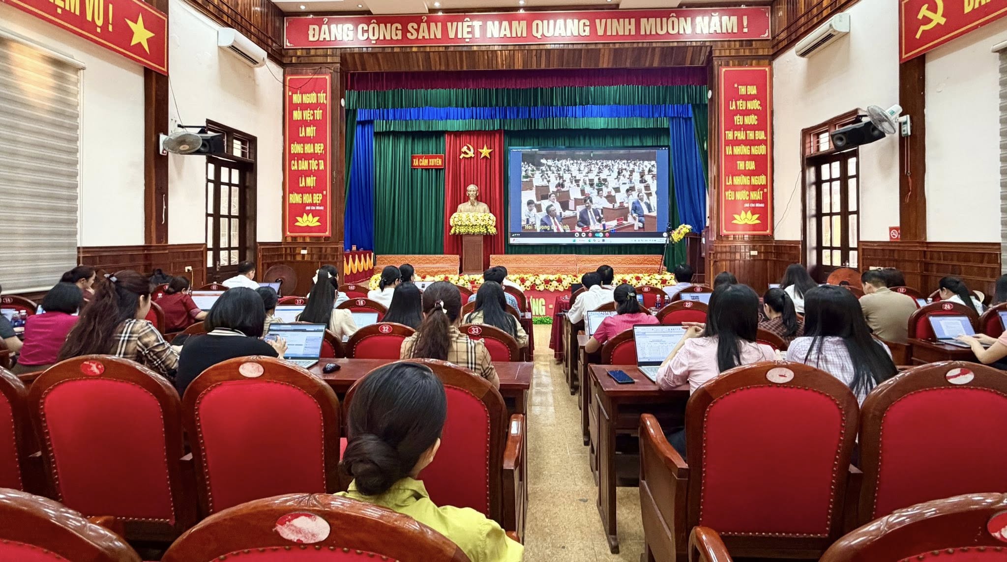 Cẩm xuyên tham dự Hội nghị toàn quốc quán triệt Nghị quyết Trung ương 2 khóa XIV 
