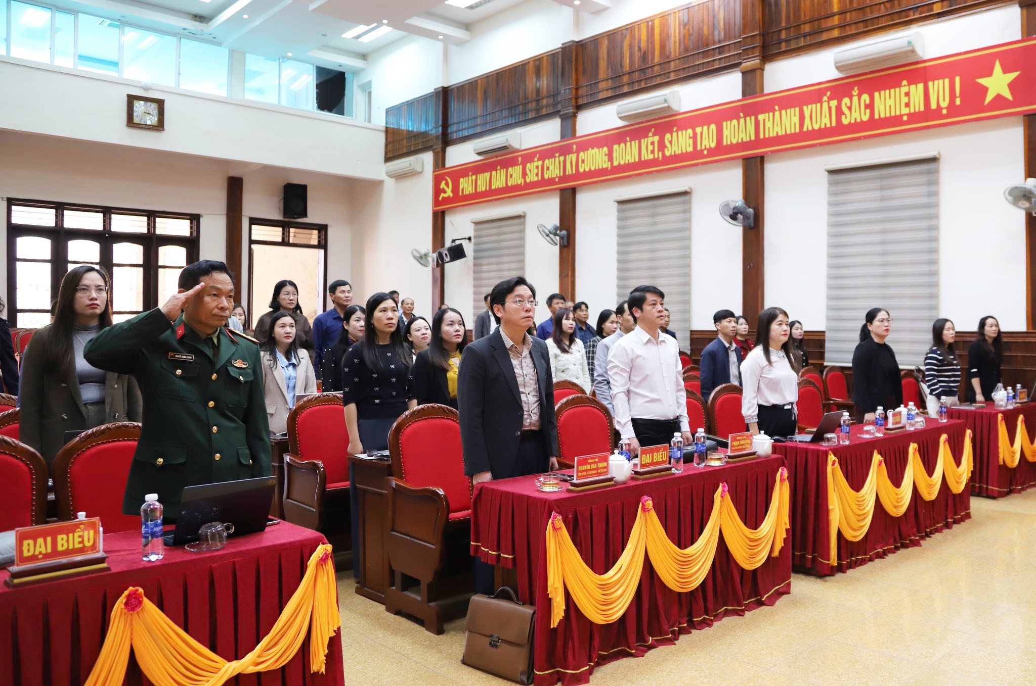 Cán bộ đảng viên, nhân dân xã Cẩm Xuyên theo dõi truyền hình trực tiếp lễ khai mạc Đại hội Đại biểu toàn quốc lần thứ XIV của Đảng.