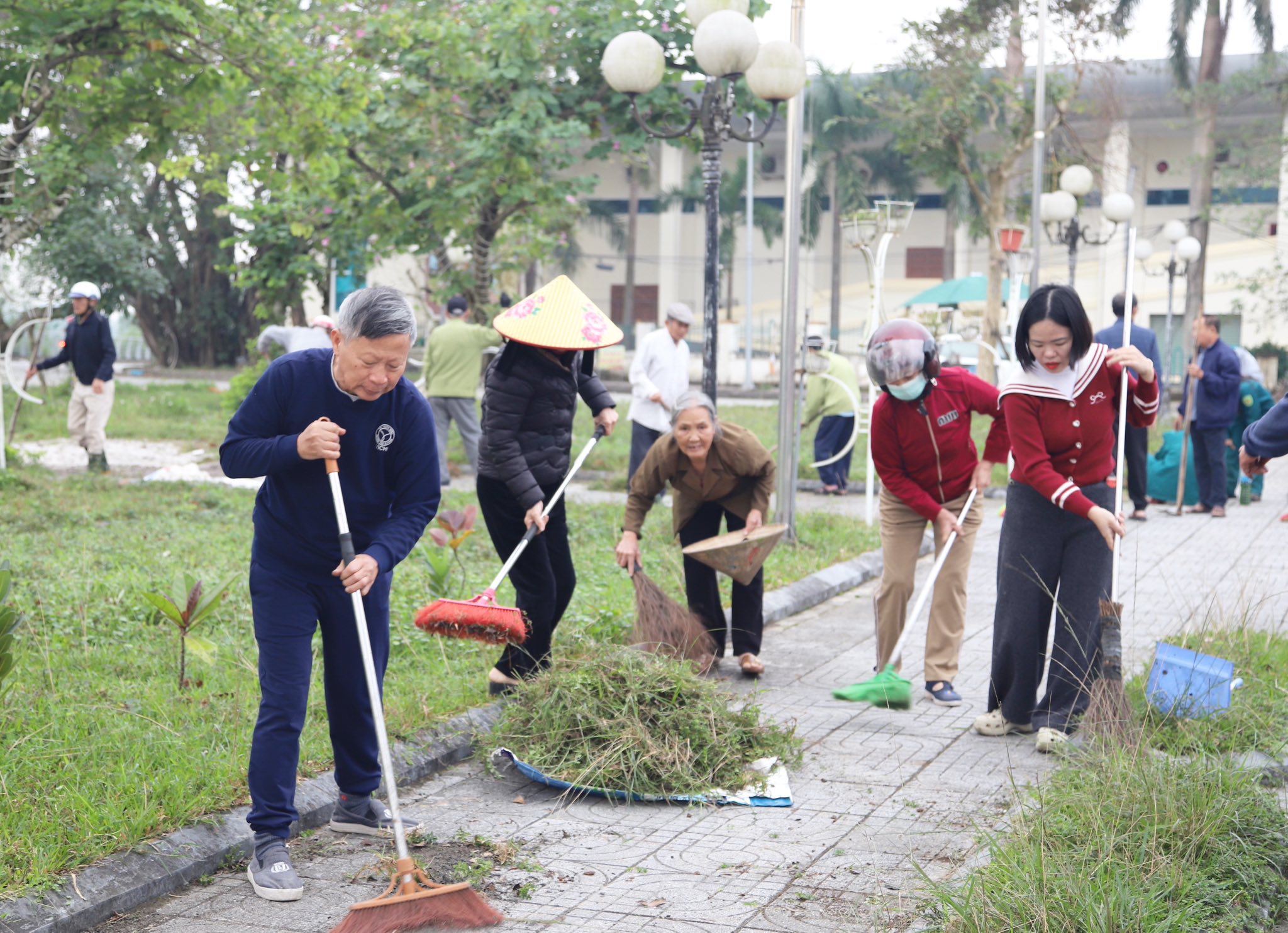 Xã Cẩm Xuyên ra quân tổng vệ sinh, chỉnh trang các nhà bia tưởng niệm trên địa bàn xã.