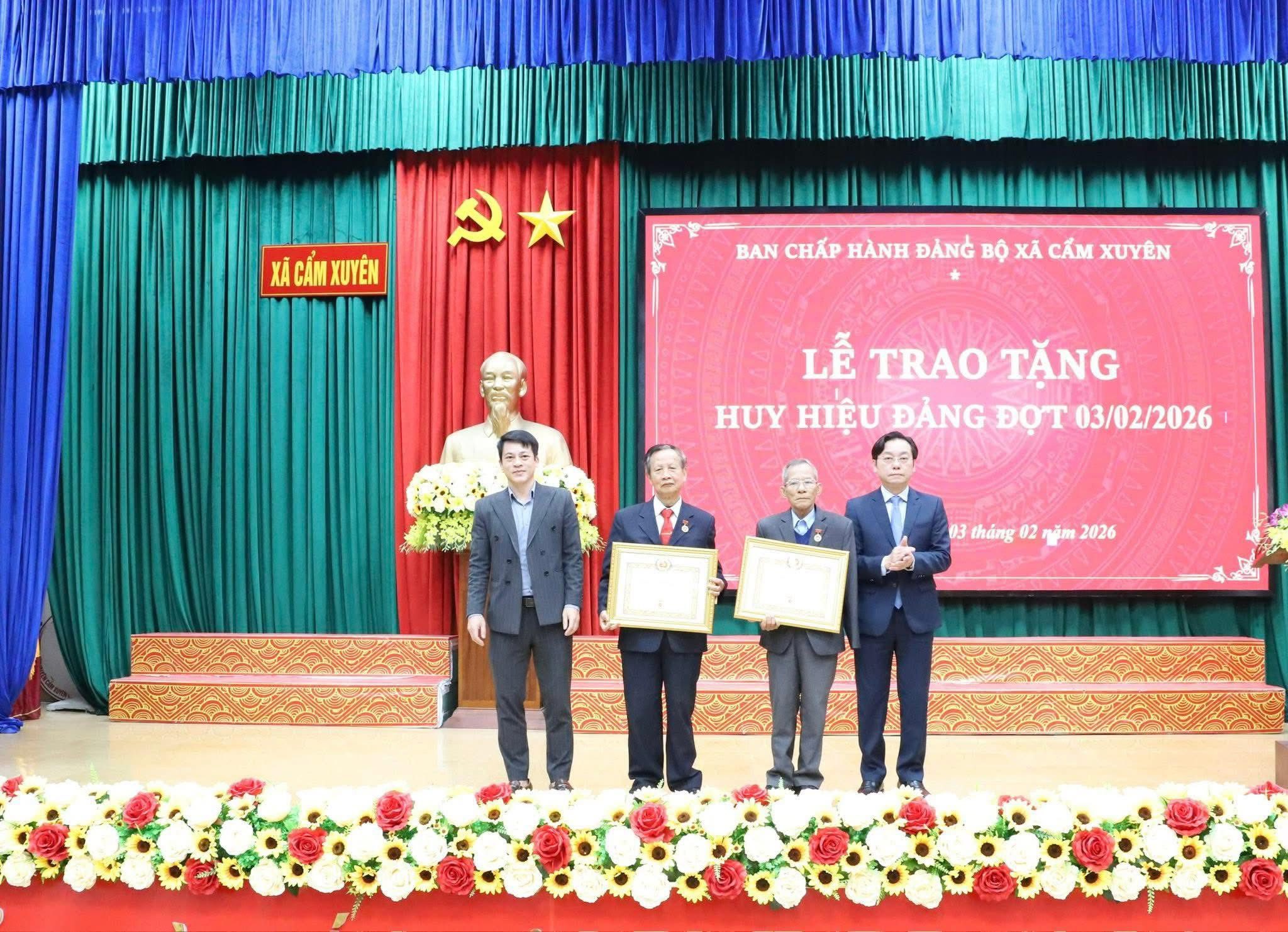 Đảng bộ xã Cẩm Xuyên trao tặng huy hiệu Đảng cho đảng viên đợt 3/2/2026. 