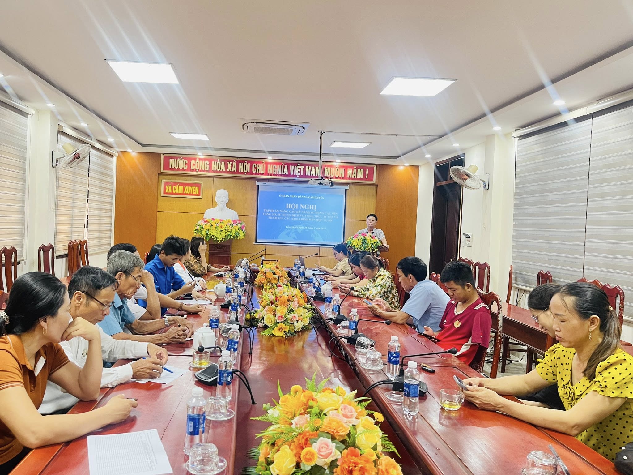 Hội nghị tập huấn nâng cao kỹ năng sử dụng các nền tảng số, sử dụng dịch vụ công trực tuyến và tham gia các khóa học bình dân học vụ số 