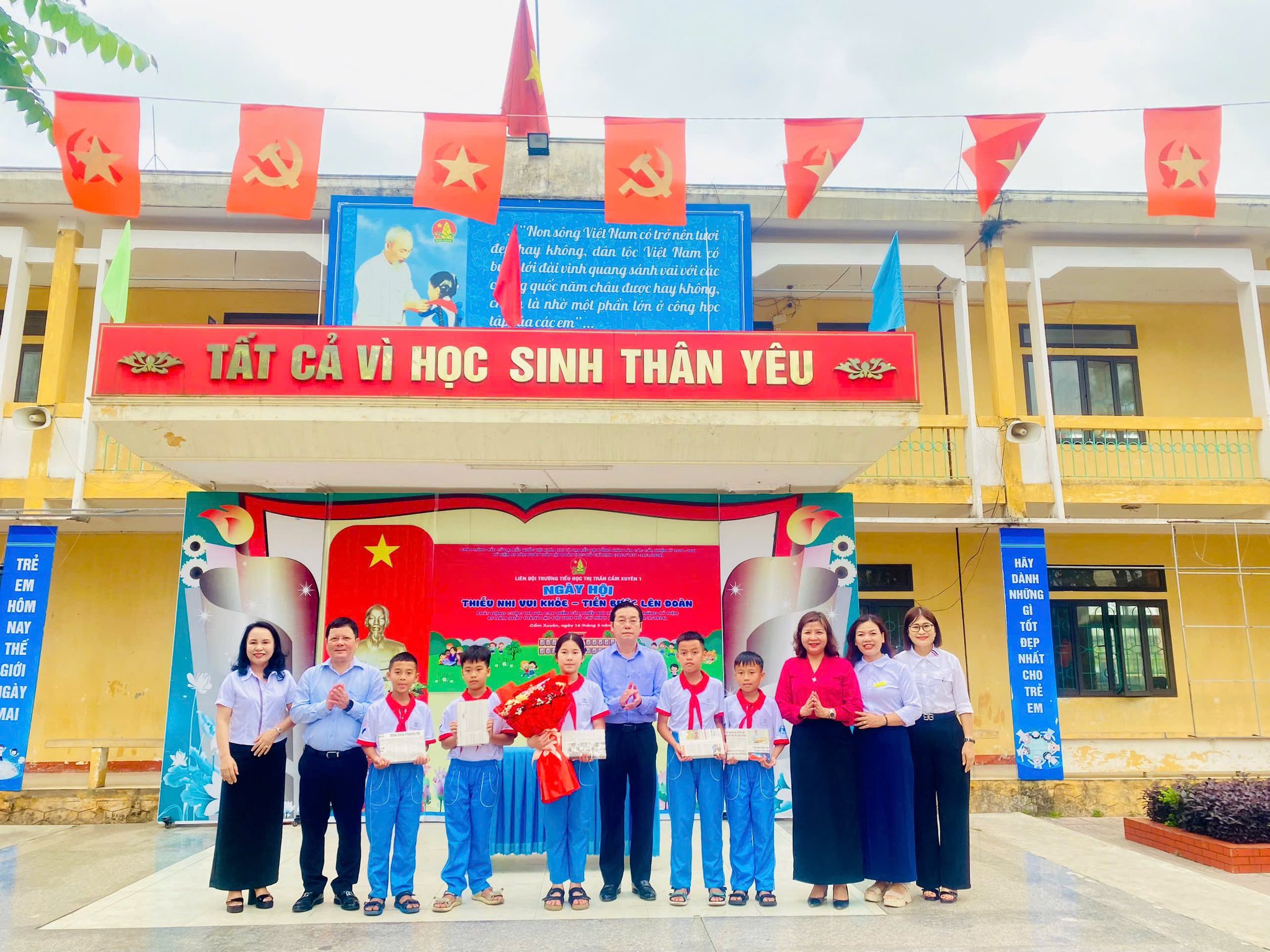 Xã Cẩm Xuyên biểu dương thành tích trường Tiểu học Thị trấn Cẩm Xuyên 1  