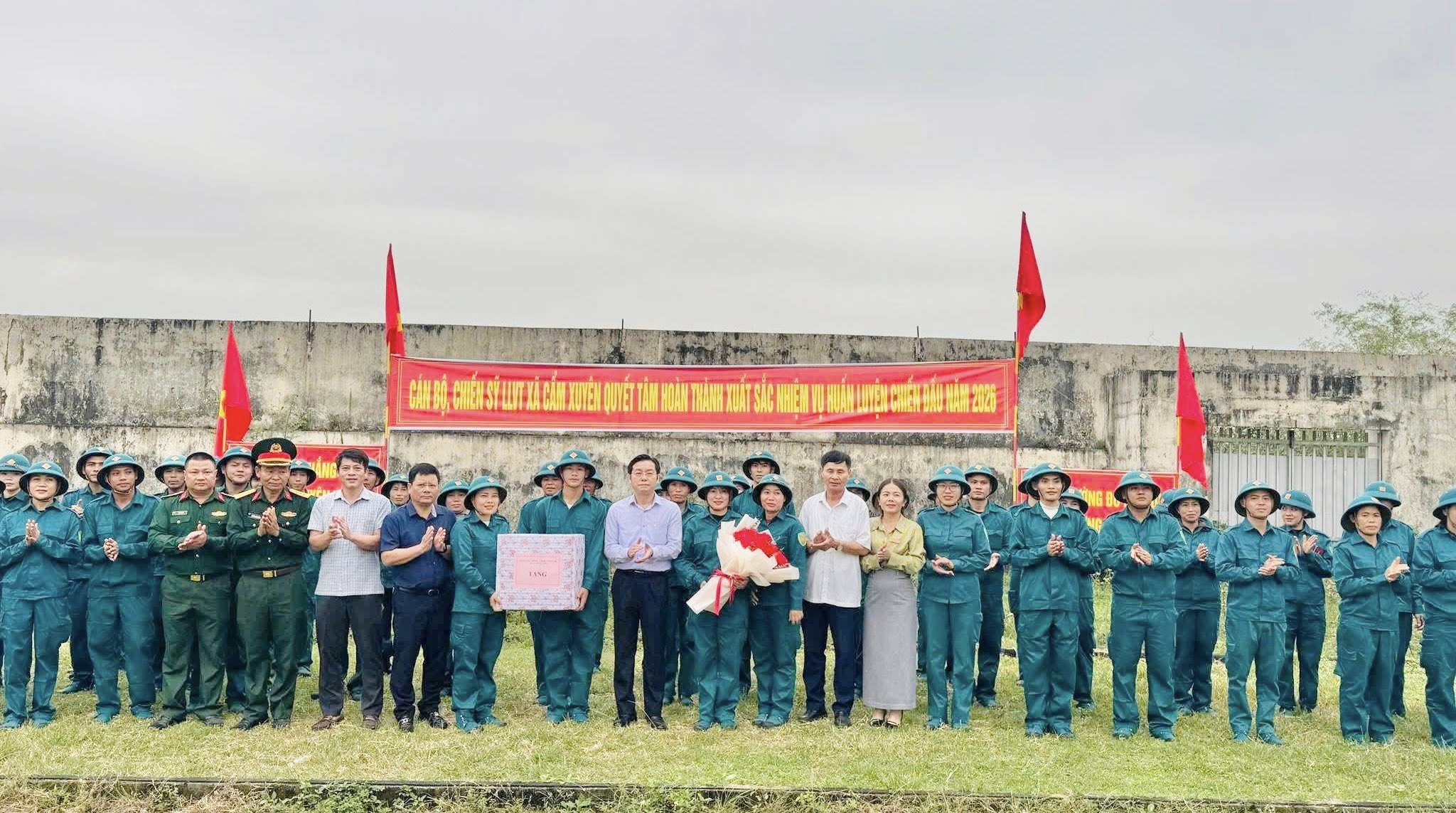 Cẩm Xuyên: Thăm hỏi, tặng quà lực lượng dân quân trong huấn luyện 