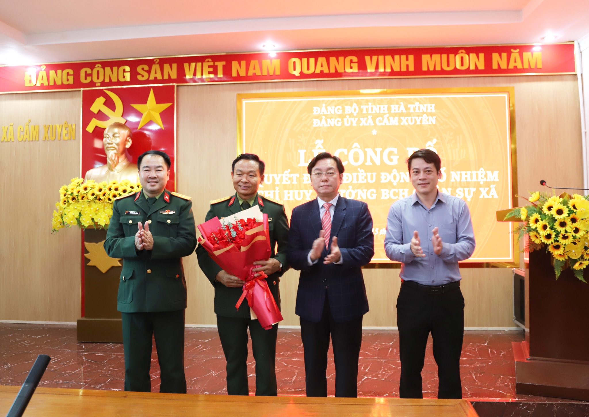 Xã Cẩm Xuyên tiếp nhận Chỉ huy trưởng Ban chỉ huy Quân sự xã. 