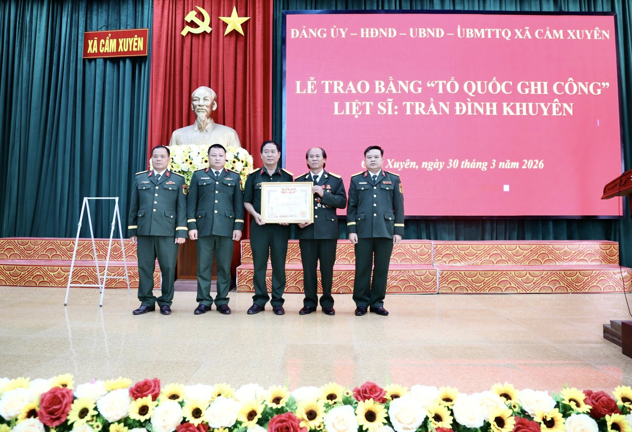 Cẩm xuyên tổ chức Lễ trao bằng “Tổ quốc ghi công” Liệt sĩ Trần Đình Khuyên