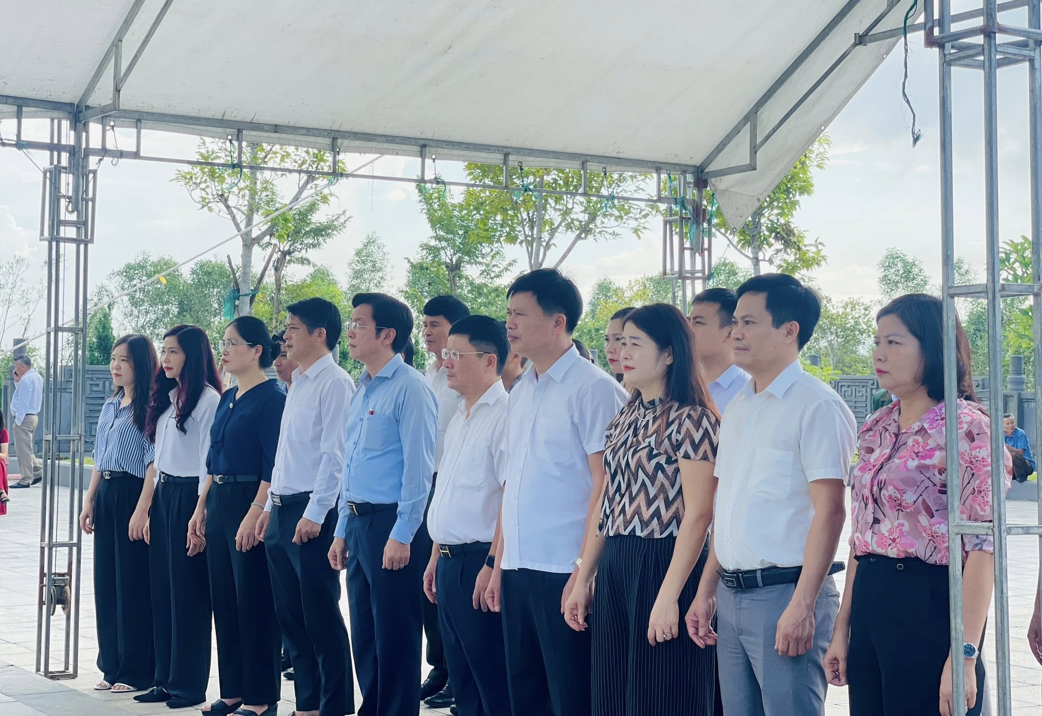 Đảng ủy, HĐND, UBND, ủy ban MTTQ xã Cẩm Xuyên tổ chức lễ dâng hương, dâng hoa tại lưu niệm Tổng Bí thư Hà Huy Tập và đền thờ Tổng Bí thư Lê Duẩn