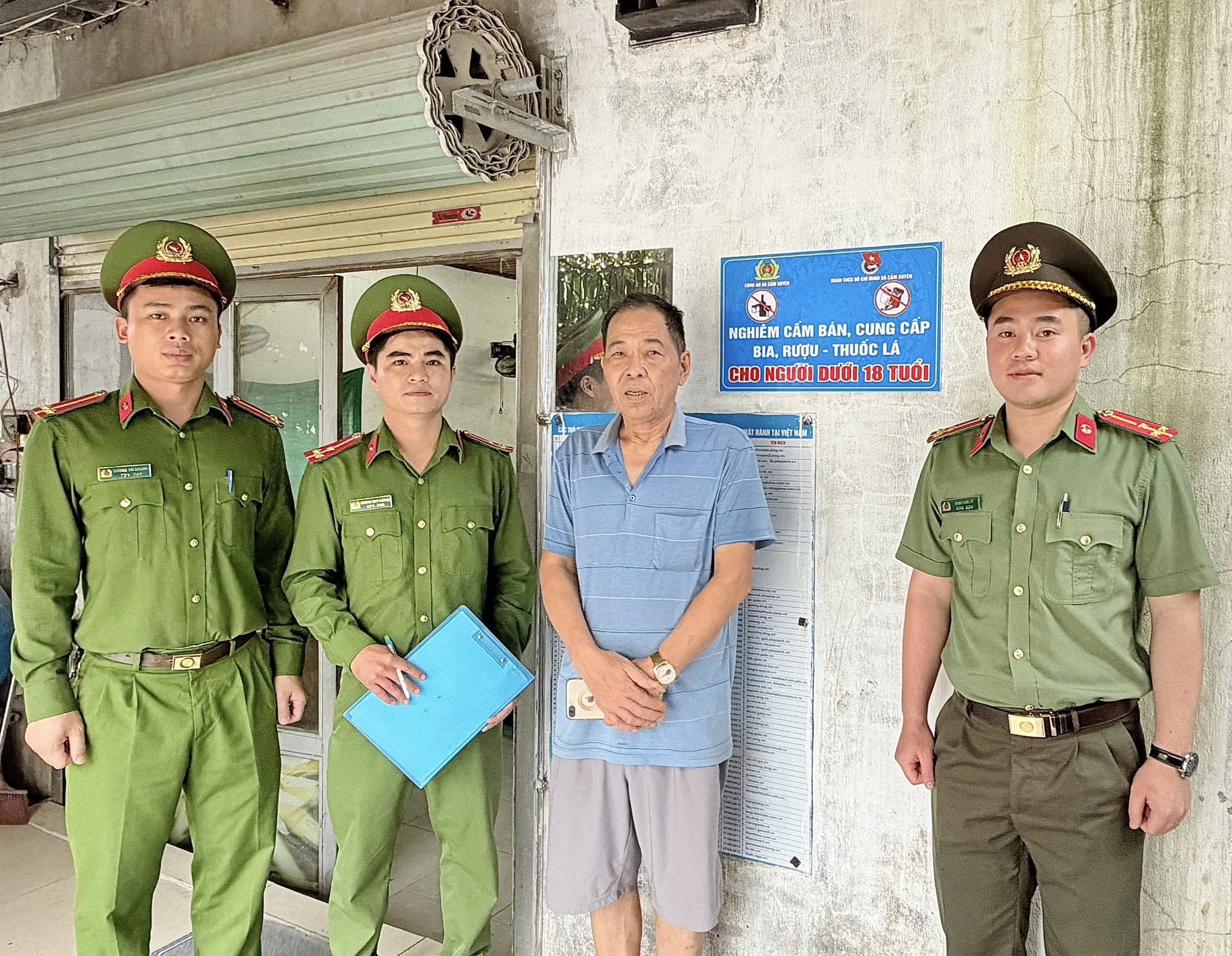 Cẩm Xuyên: Ra quân tuyên truyền, dán biển cấm bán rượu, bia, thuốc lá cho người dưới 18 tuổi. 