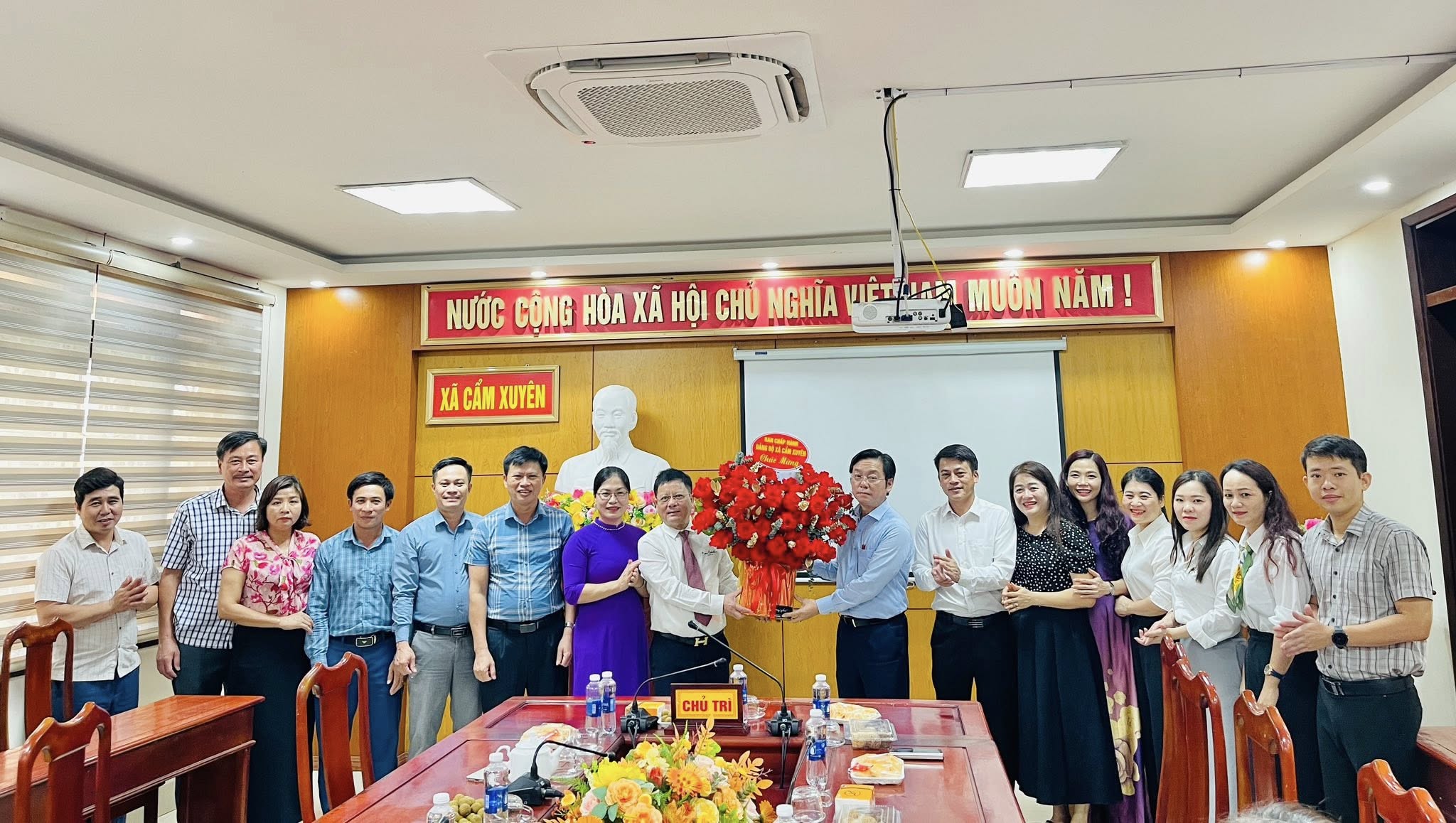Đảng ủy, Ủy ban MTTQ xã Cẩm Xuyên  đến tặng hoa và chúc mừng tập thể lãnh đạo, cán bộ, công chức, viên chức và người lao động HĐND, UBND xã 
