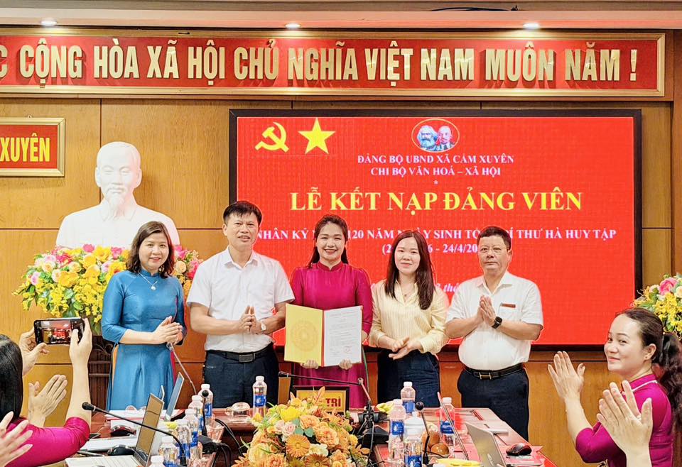 Dấu mốc ý nghĩa: Chi bộ Văn hóa – Xã hội kết nạp đảng viên mới nhân 120 năm ngày Sinh Tổng Bí Thư Hà Huy Tập 