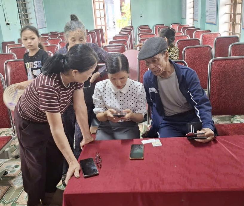 Chuyển đổi số từ cơ sở: Xã Cẩm Xuyên hỗ trợ người dân tiếp cận ứng dụng Công dân số Hà Tĩnh