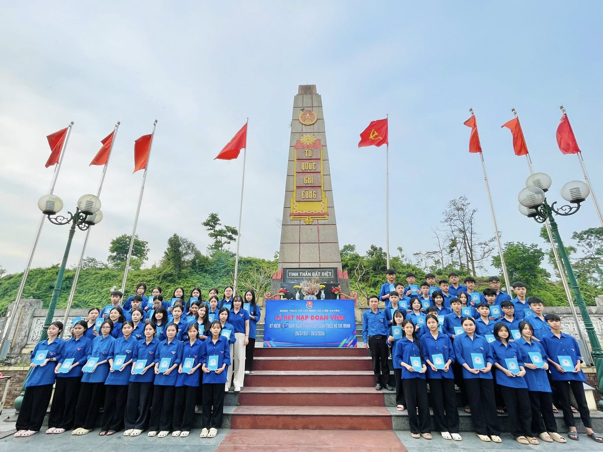 Lễ kết nạp đoàn viên mới tại Nghĩa trang Liệt sĩ Rú Hội - Khắc sâu tinh thần trách nhiệm và lý tưởng